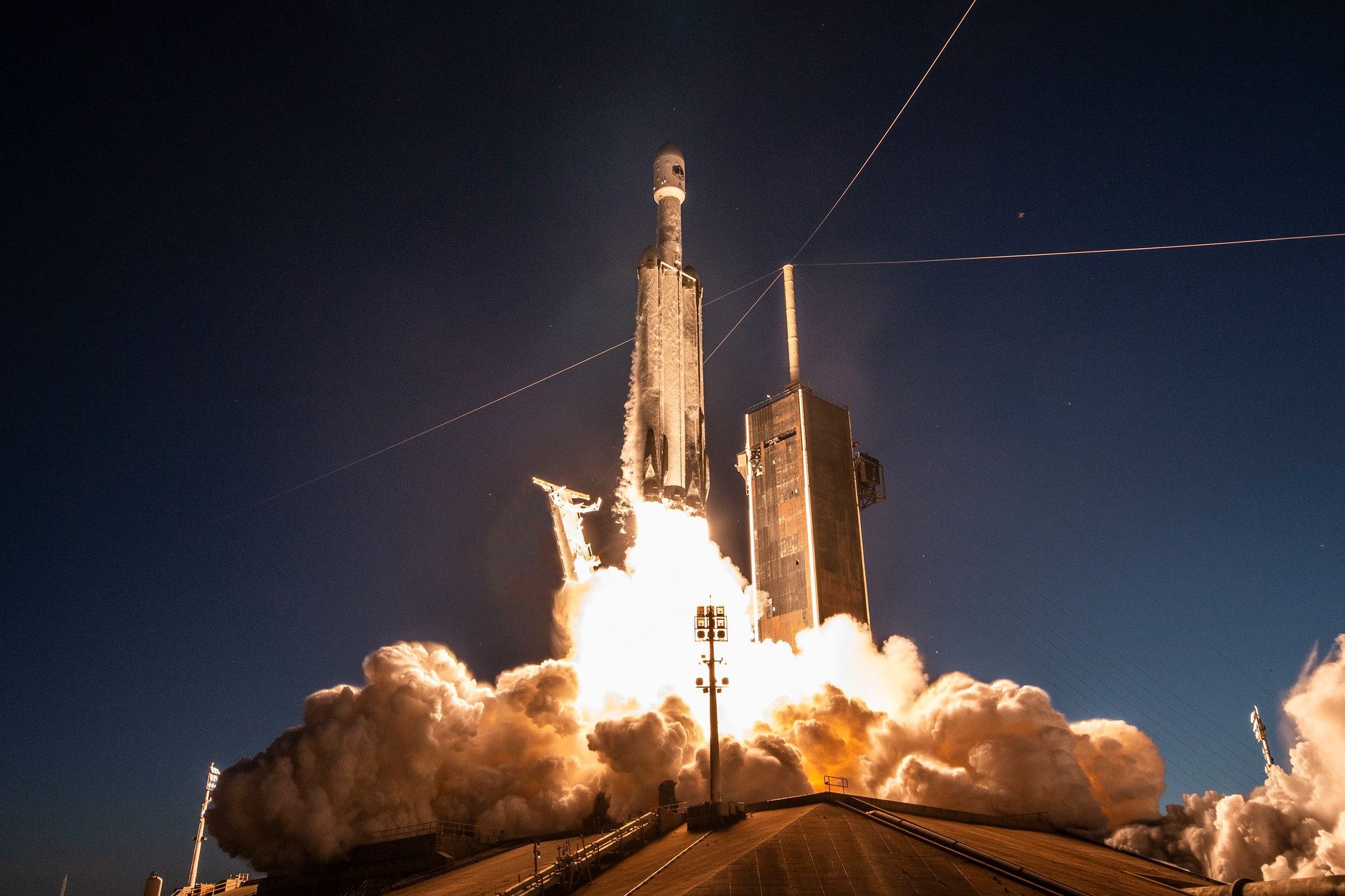 Despega el Falcon Heavy, el cohete operativo más poderoso de SpaceX; es su primer vuelo en 18 meses