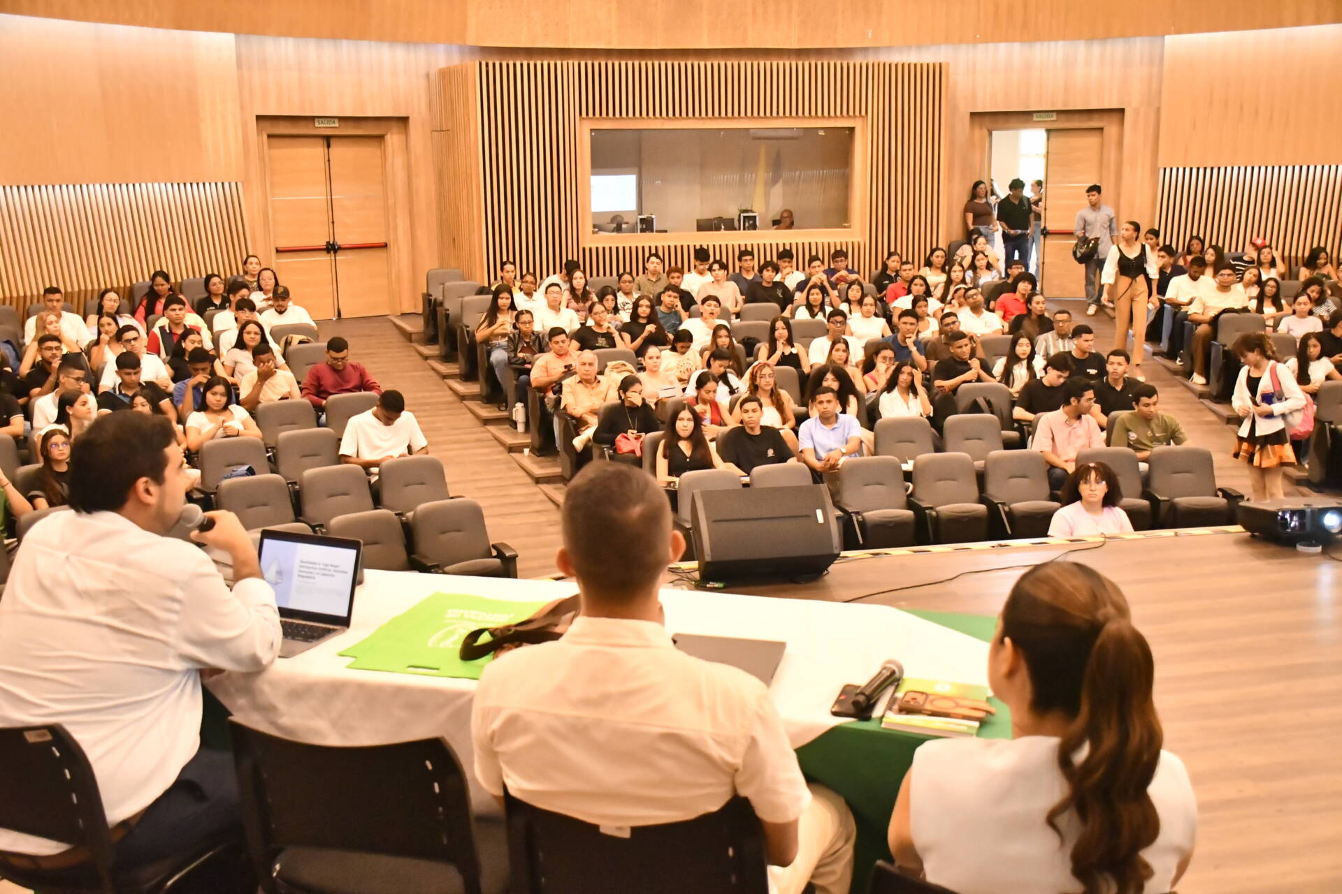 Inteligencia artificial y derechos humanos, tema de análisis en conferencia realizada en Unicórdoba