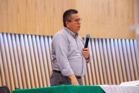 La comunicación humana es lo que más se disipa y se extingue en el mundo de lo tecnológico, como una especie de nueva colonización: rector de Unicórdoba en el Día del Idioma